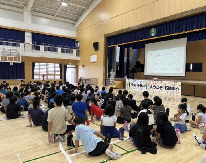 沖縄の小学校で談義をする玉城千春